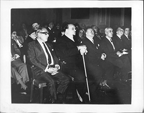 Vintage fotografija kralja Farouka koji sjedi i gleda.